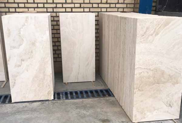 تصویر 2 از سنگ تراورتن طبیعی با رنگ های متنوع و بافت مقاوم ساختمانی